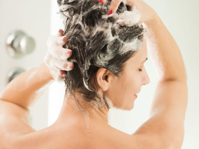 Щепотка соли в шампуне: секрет, который не помешает знать девушке, чтобы заботиться о красоте волос