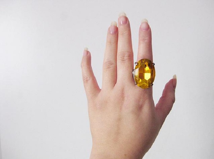 Неужели бриллианты — это дурной тон? Узнав эти правила, я стала носить кольца только так!