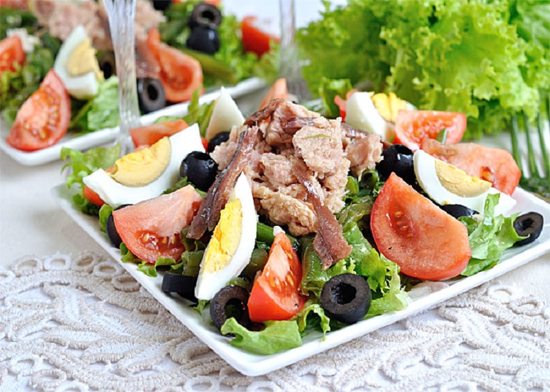 Прошли времена скучных, однотипных, тяжелых для пищеварения салатов: 6 интересных салатов на праздничный стол