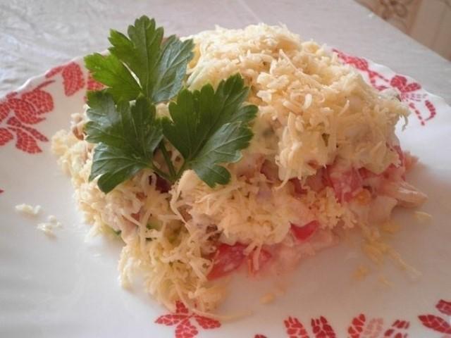 Нежный салат с куриным филе, сухариками и овощами — божественно! Фишка моего стола!