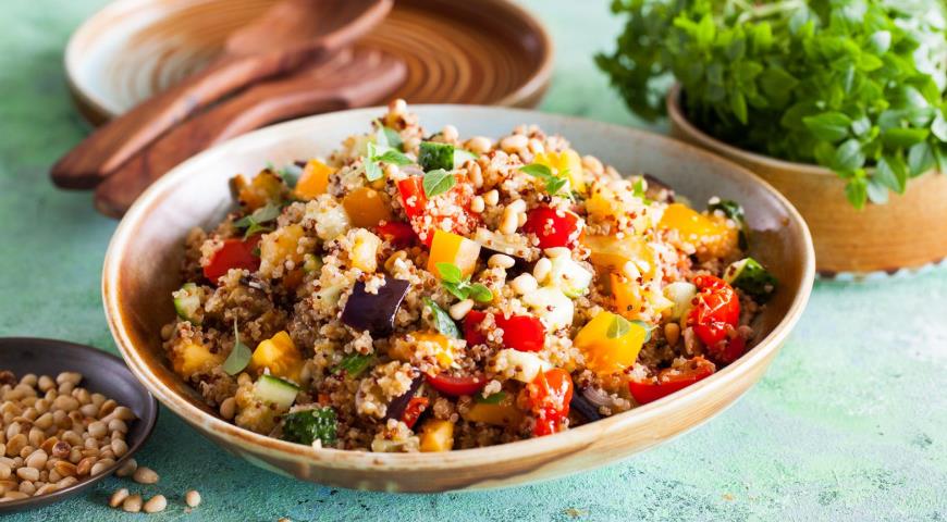Салат из киноа с печеными овощами