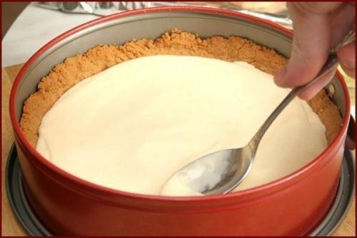 Очень постой пирог из сгущенки.