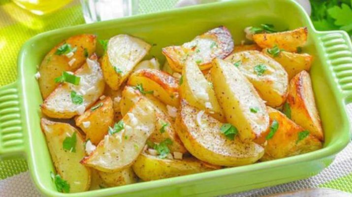 Картофель в духовке по-гречески: Так вкусно, что не нужны ни мясо, ни салат Картофель в духовке по-гречески: Так вкусно, что не нужны ни мясо, ни салат