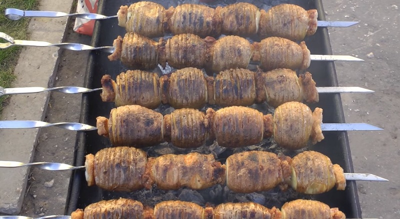 Шашлык из картофеля, который съедается быстрее мясного! Кулинарный шедевр всего из трех ингредиентов.
