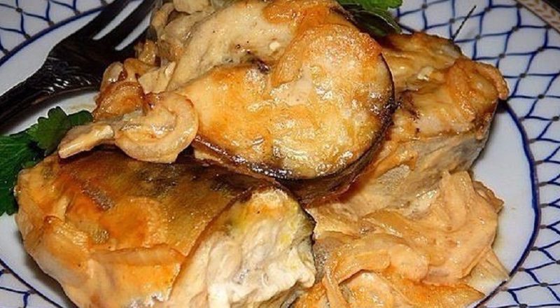Эта скумбрия, запеченная в горчичном соусе буквально тает во рту! Приготовить очень просто!