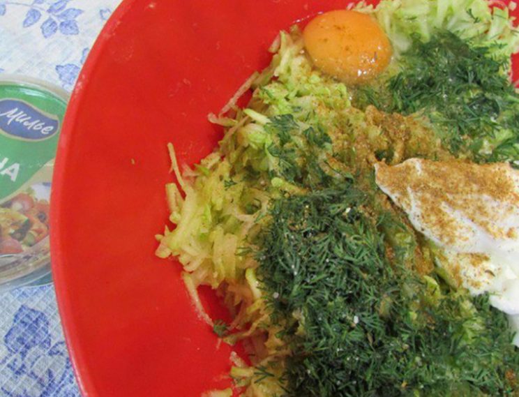 Купила на рынке кабачки, помидоры и сыр… Такого вкусного закусочного торта я еще не ела!