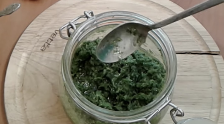 Не выкидывайте стебли укропа. Из них можно сделать кое-что очень вкусное. Не выкидывайте стебли укропа. Из них можно сделать кое-что очень вкусное.