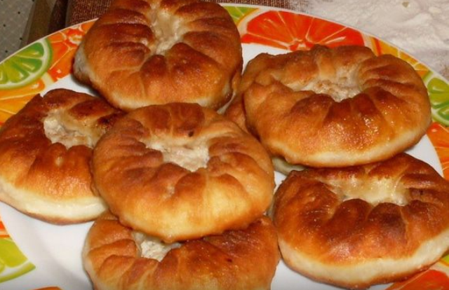 Нежные, с хрустящей корочкой и ароматной сочной мясной начинкой астраханские кайнары заставят вашего мужчину приходить домой пораньше.