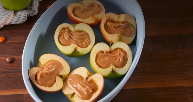 Польза со вкусом: яблоки с очень необычной «начинкой»