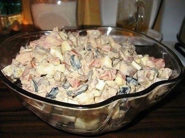 Салат с куриной печенью и помидорами. Очень нежная печень курочки и овощи подарят незабываемые ощущения вкуса!