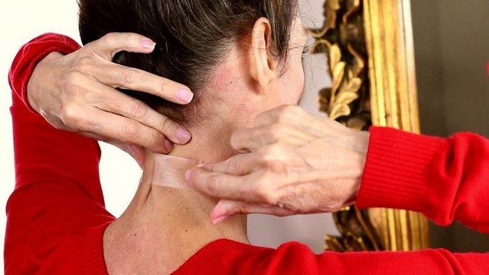 Золотые правила ухода за кожей шеи и декольте, которые позволят выглядеть гораздо моложе