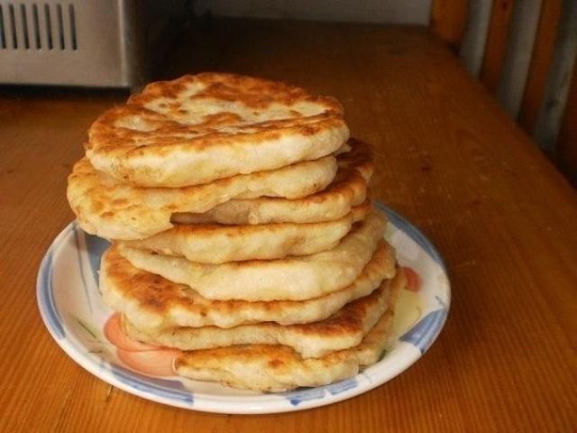 ЛЕПЁШКИ С СЫРОМ — ЭТО БУКВАЛЬНО ЗАВТРАК, ОБЕД ИЛИ УЖИН ИЗ НИЧЕГО.