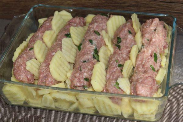 Пальчики оближешь! КАРТОФЕЛЬ С ЛЕНИВЫМИ КОЛБАСКАМИ — то, что нужно!