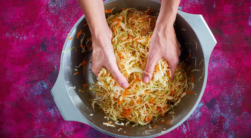 7 достойных рецептов квашенной капусты и советы, как квасить капусту, чтобы она хрустела, была сочной и не портилась