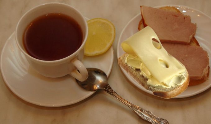 Какими продуктами врачи не рекомендуют завтракать