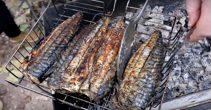 Свекровь замариновала скумбрию по особому рецепту… Такой сочной рыбы я еще не пробовала! Оказывается, весь секрет в этом…