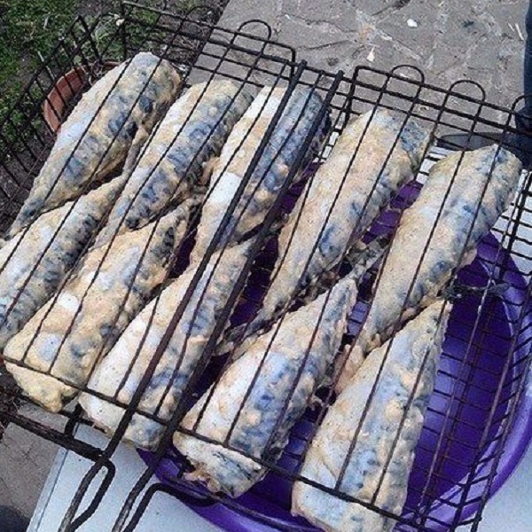 Свекровь замариновала скумбрию по особому рецепту… Такой сочной рыбы я еще не пробовала! Оказывается, весь секрет в этом…